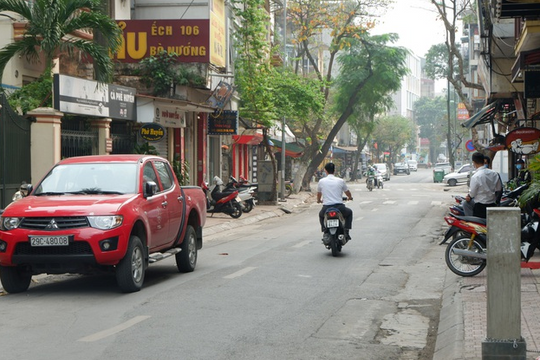 Ảnh: Nhịp sống "khởi sắc" trở lại trên khu Trúc Bạch sau 1 tuần thực hiện lệnh cách ly