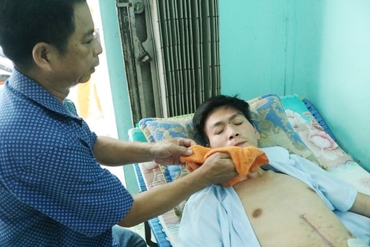 Rớt nước mắt cảnh chàng trai trẻ phải nằm một chỗ và khoản nợ khổng lồ