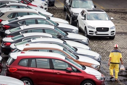 Ô tô giảm giá mạnh vẫn ế