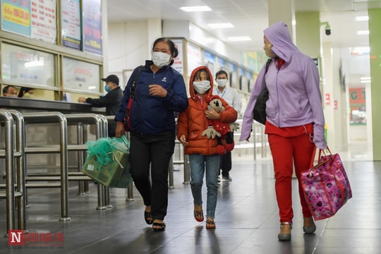 Ảnh: Bến xe, ga tàu thực hiện nghiêm việc đeo khẩu trang để phòng dịch Covid-19