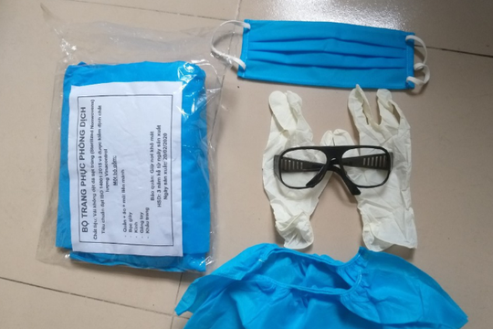 Đồ bảo hộ phòng dịch Covid-19 được bán theo combo giá rẻ được bán tràn lan