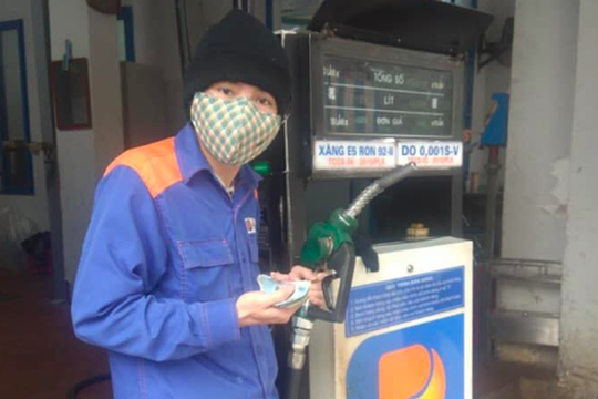 Đi đổ xăng nhưng hết tiền, nhân viên cây xăng lập tức có hành động gây xúc động