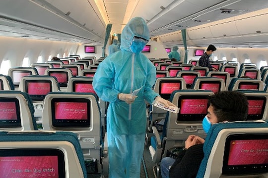 Ảnh: Bên trong chuyến bay chở khách từ “tâm dịch” châu Âu về Việt Nam