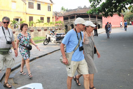 Ảnh: Khách Tây thờ ơ không đeo khẩu trang, dạo phố cổ Hội An