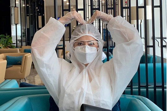 Chi Pu gây chú ý tại sân bay khi diện đồ bảo hộ kín "từ đầu đến chân"