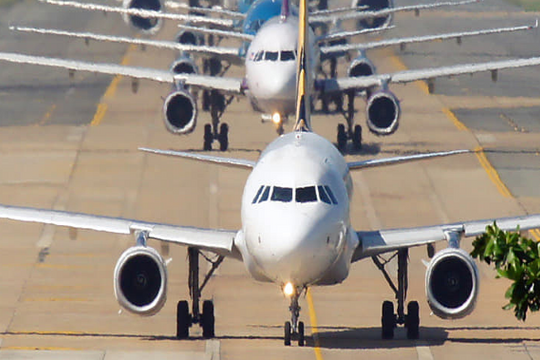 Bộ Y tế tìm khẩn hành khách trên 2 chuyến bay có người mắc COVID-19