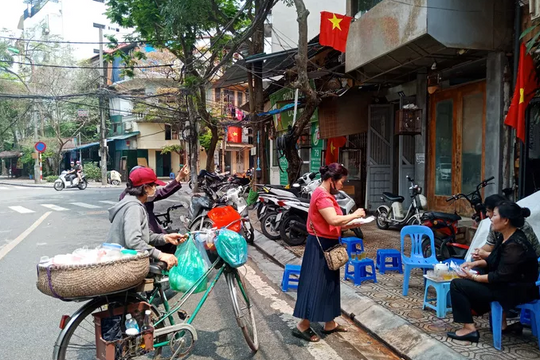 Ảnh: Cuộc sống người dân phố Trúc Bạch sau 14 ngày cách ly phòng dịch COVID-19