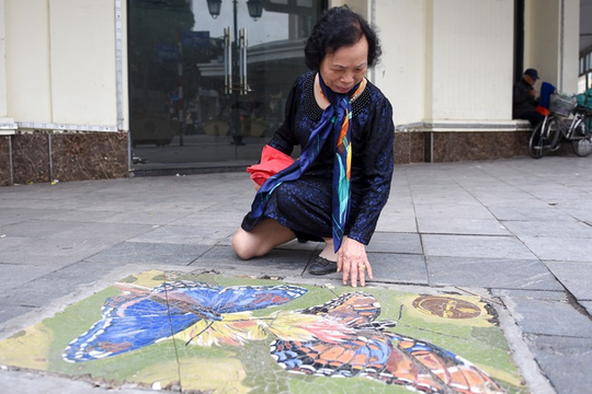 Hà Nội: Nắp cống, nắp hố ga được "thay áo" thành tranh gốm rực rỡ sắc màu