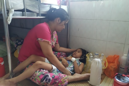 Người mẹ nghèo xoay xở khắp nơi để có tiền cứu con gái bị ung thư máu