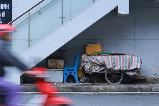 Ảnh: Nhếch nhác rác thải ở hành lang tuyến đường sắt Cát Linh - Hà Đông