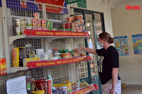 Ảnh: "Siêu thị 0 đồng" trong khu cách ly tập trung người về từ vùng dịch COVID-19