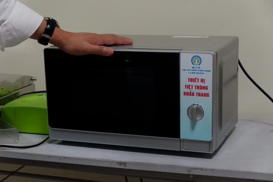 Chuyên gia hướng dẫn khử khuẩn khẩu trang phòng dịch COVID-19 bằng lò vi sóng
