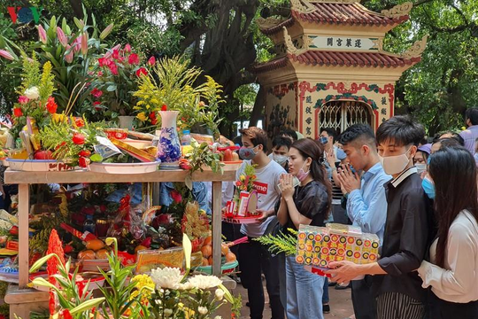 Ảnh: Bất chấp dịch COVID-19, dân không đeo khẩu trang chen chúc lễ Phủ Tây Hồ