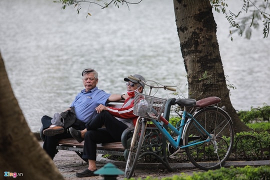 Ảnh: Người cao tuổi lạc quan trước dịch bệnh COVID-19