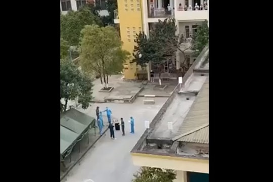 Clip: Chiến sĩ bộ đội bắc loa hát cổ vũ tinh thần người trong khu vực cách ly gây chú ý MXH