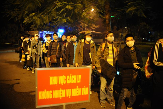 Ảnh: Đón đoàn người đầu tiên về khu cách ly tại ký túc xá Đại học FPT