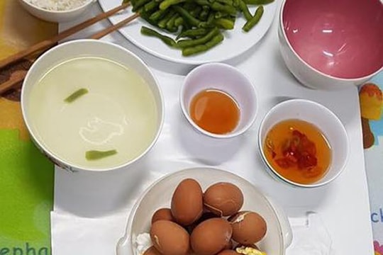 Nhói lòng bữa cơm tối nấu vội lúc 10 rưỡi đêm của đội lấy máu xét nghiệm lưu động chỉ có rau và trứng luộc