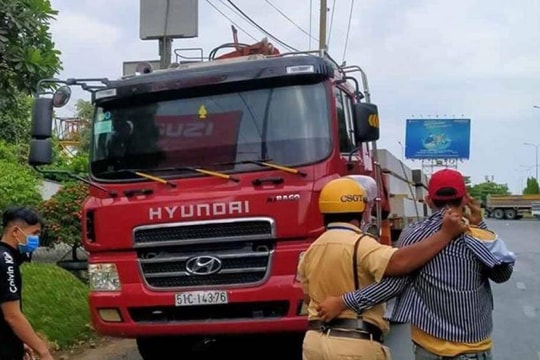 CSGT truy đuổi, bắt tài xế xe đầu kéo cán chết người rồi bỏ chạy