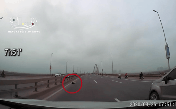 Clip: Người phụ nữ đứng múa giữa cầu Nhật Tân khiến nhiều người khiếp sợ