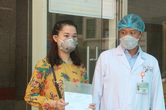 Nữ nhân viên Điện máy Xanh và 2 du khách Anh mắc COVID-19 được xuất viện