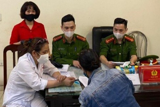 Hà Nội: Không đeo khẩu trang, một phụ nữ bị phạt 200.000 đồng