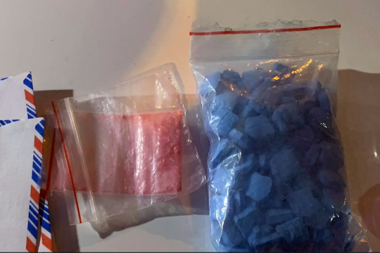 Hà Nội: Phát hiện gần 100 viên ma túy trong túi xách người phụ nữ trên xe Audi