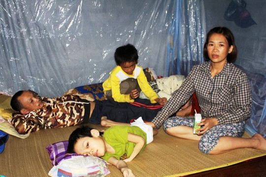 Xót xa cảnh người vợ nhặt ve chai nuôi chồng con bại liệt