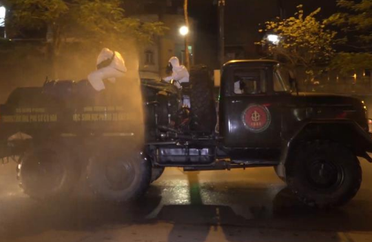 Ảnh: Binh chủng Hoá học phun khử khuẩn toàn bộ Bệnh viện Bạch Mai