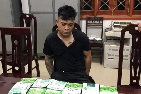 Bắt đối tượng vận chuyển 6kg ma túy tông vào xe cảnh sát