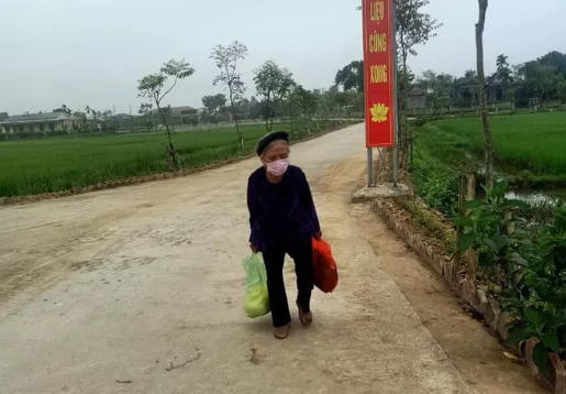Mẹ liệt sĩ gần 90 tuổi đi bộ mang gạo và rau đến khu cách ly COVID-19 để ủng hộ