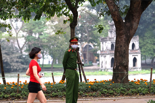 Ảnh: Hà Nội trong ngày đầu thực hiện cách ly toàn xã hội phòng chống dịch COVID-19