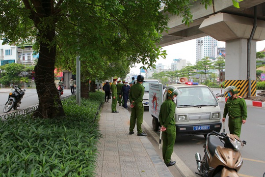 Hà Nội: Công an nhắc nhở, xử phạt người dân không đeo khẩu trang