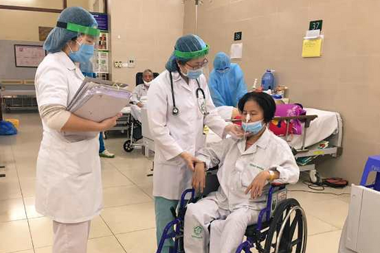 Những hình ảnh xúc động trong khu Bệnh viện Bạch Mai