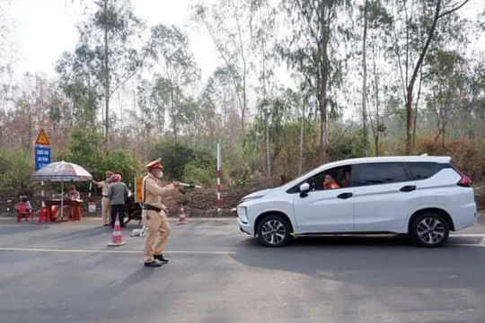 Thanh niên cướp ô tô, đánh công an để trốn cách ly