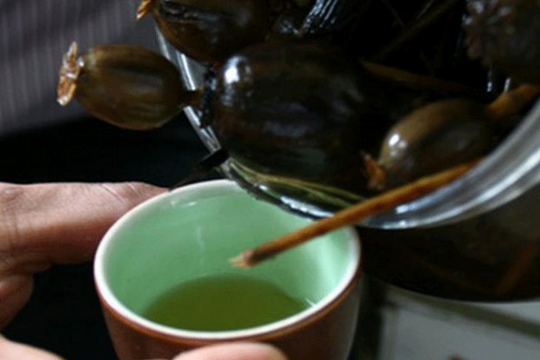 Uống rượu ngâm củ quả, 6 người đàn ông nhập viện