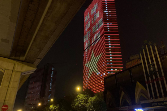 Hà Nội: Nhiều toà nhà cao tầng thắp sáng thông điệp đẩy lùi dịch bệnh COVID-19