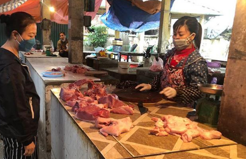 Giá lợn hơi giảm, giá tại chợ dân sinh vẫn cao ngất