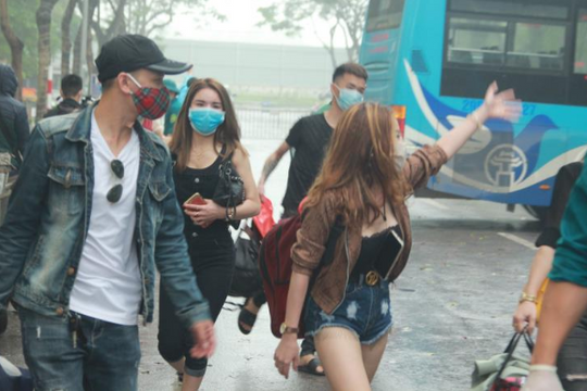 Ảnh: Dân xúc động cảm ơn cán bộ, chiến sĩ sau khi hoàn thành cách ly tại khu Pháp Vân - Tứ Hiệp