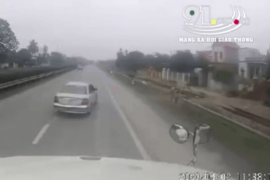 Clip: Ô tô con lạng lách trước đầu xe container, thanh niên ngồi sau có hành động gây phẫn nộ