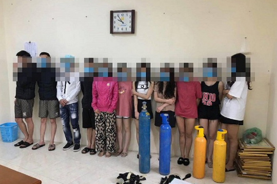 Bất chấp lệnh cấm, quán karaoke cho 11 nam nữ tổ chức tiệc sinh nhật bằng bóng cười