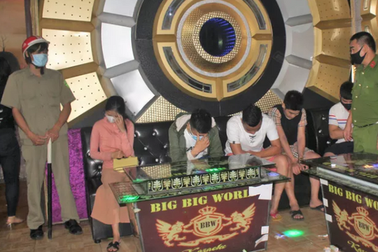 Bất châp lệnh cấm, 11 nam nữ tổ chức "tiệc ma túy" ở quán karaoke