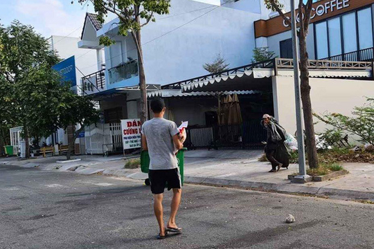 Phản ứng của người nhặt ve chai khi được biếu gạo và khẩu trang khiến nhiều người phải suy ngẫm