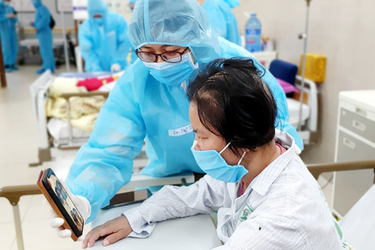 Bác sĩ trở thành người thân của bệnh nhân ở nơi tâm dịch COVID-19