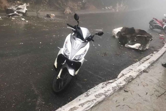 Đá từ trên núi lăn trúng xe máy, 2 người bị thương