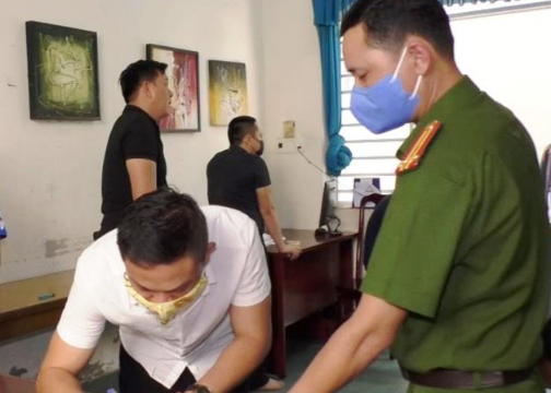 Nhảy lầu trốn công an, 2 con bạc thương vong