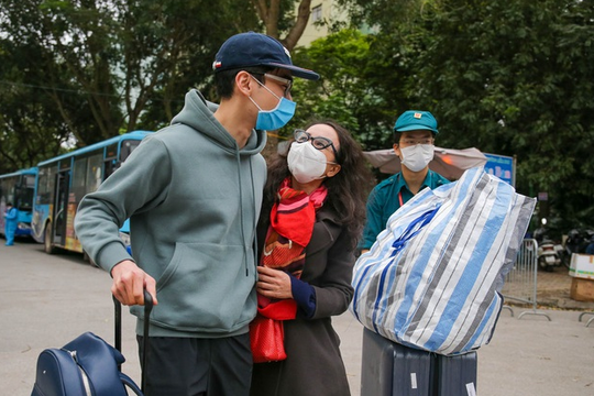 Loạt khoảnh khắc cha mẹ xúc động đến rơi nước mắt đón con về từ khu cách ly