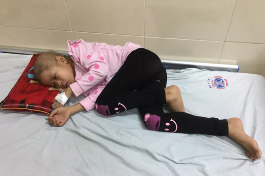 Người mẹ nghẹn lòng trước câu nói “Con chỉ bị cảm sốt thôi!” của con gái bị bệnh ung thư hạch