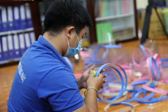Ảnh: Cán bộ phường làm hàng nghìn mũ ngăn giọt bắn phòng COVID-19 để tặng miễn phí