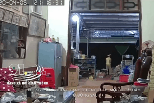 Clip: Xe tải húc văng xe CSGT trước khi lao kinh hoàng vào nhà dân