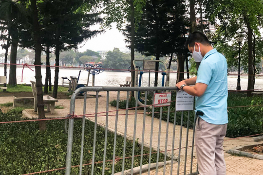 Ảnh: Phường Trúc Bạch rào chắn các điểm tập thể dục để thực hiện cách ly xã hội